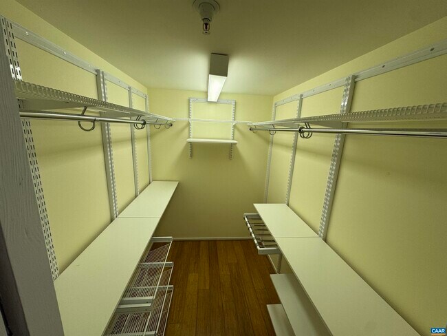 Building Photo - 500 Crestwood Dr