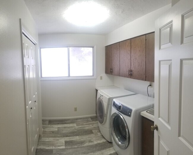 Building Photo - 4 Bed, 3 Bath HOME in Rexburg