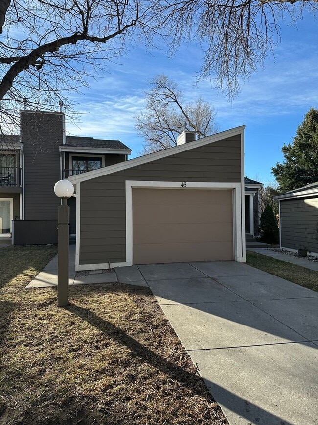 Building Photo - 2 Bedroom, 2 1/2 Bathroom Townhome located near hospitals and colleges!