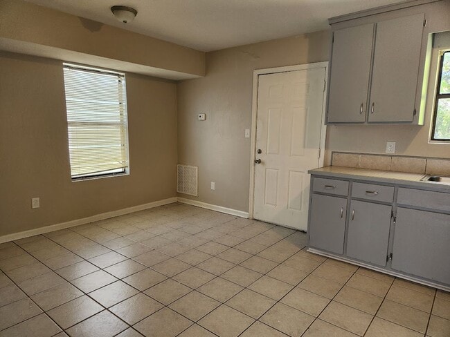 Building Photo - Newly Remodeled