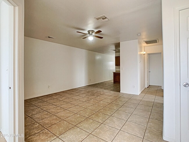 Building Photo - 4205 N Montezuma Dr