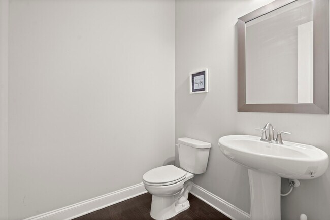 Building Photo - Townhouse - 4 Beds - 4 Bath