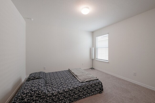 Building Photo - Comfort Meets Convenience in a Well-Located Home