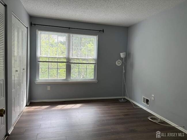 Building Photo - 319 Bromley Pl