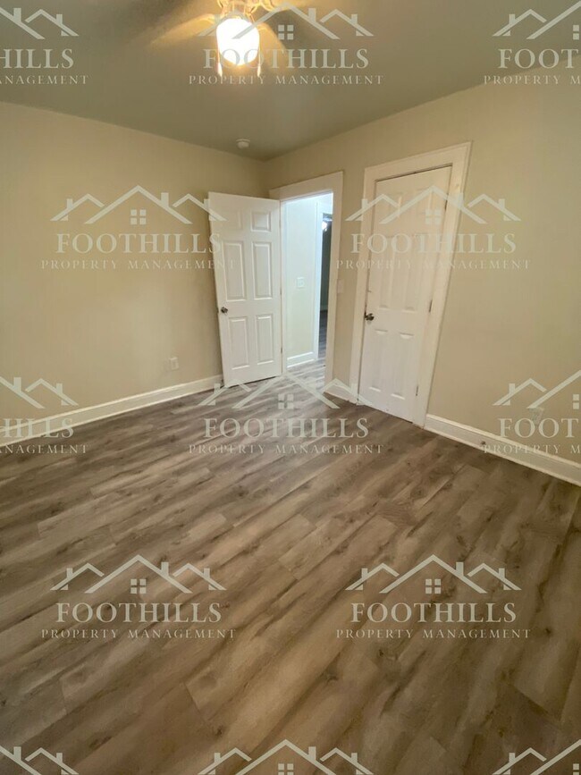 Building Photo - Quaint 2 bedroom, 1 bathroom single-family...