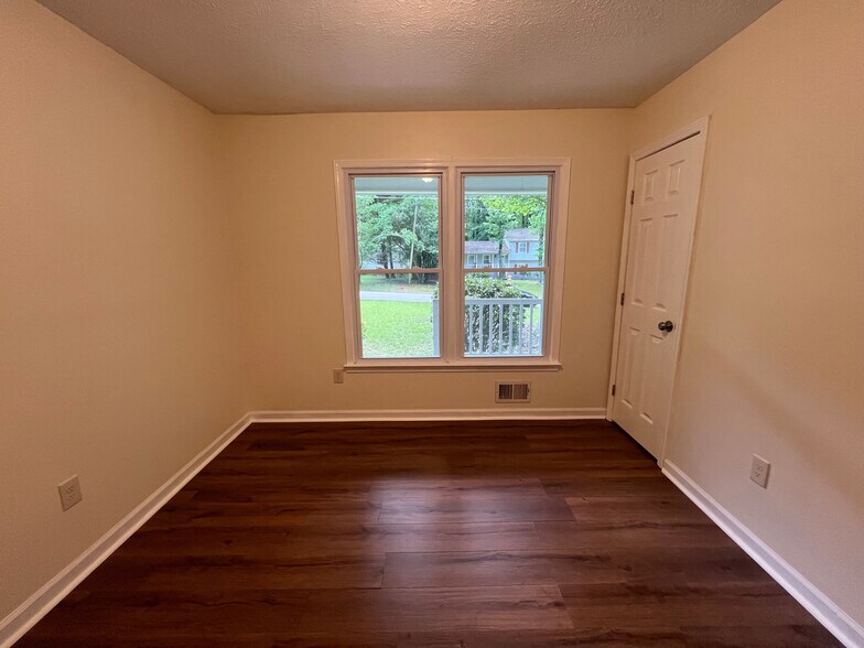 Building Photo - Room in House on Hillboro Cir SW