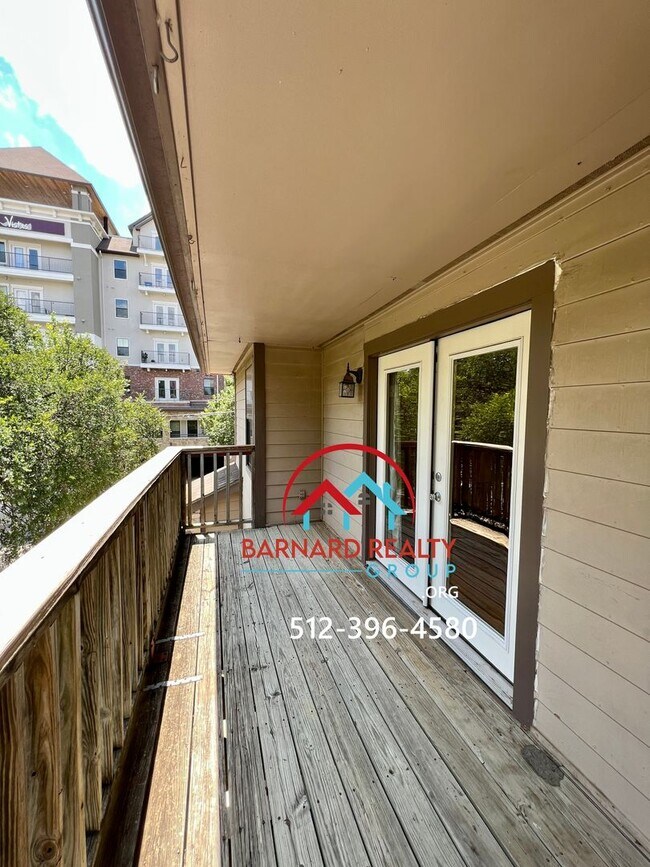 Building Photo - 402 N Fredericksburg St