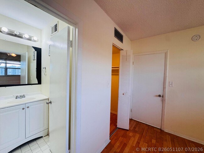 Building Photo - 8025 S Colony Cir