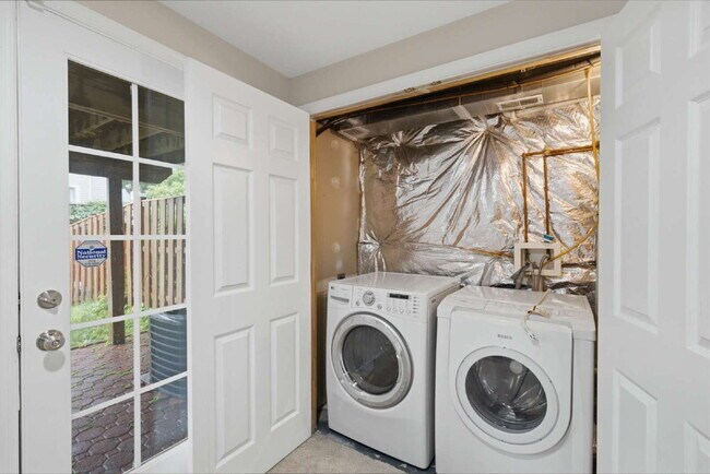 Building Photo - Elegant End-Unit Townhome with Exceptional Community Amenities