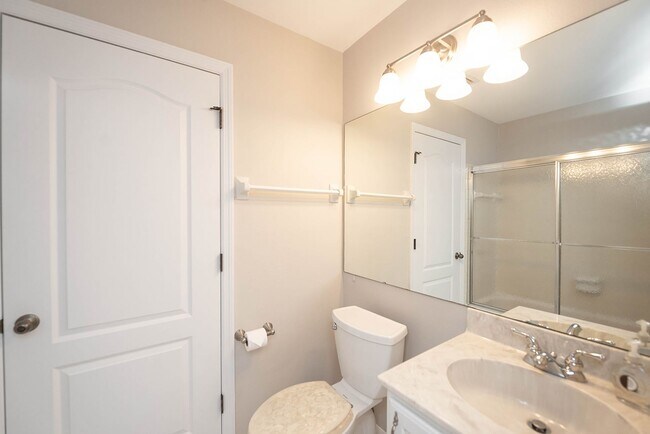 Building Photo - Welcome to this spacious three-bedroom, three-bath home in the heart of Palm Bay