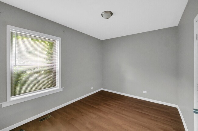 Building Photo - 1126 E 81st Pl