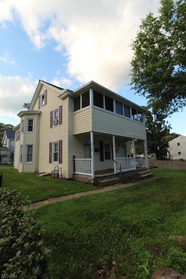 Primary Photo - 30 White Meadow Ave