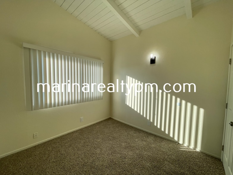 Building Photo - 240 Holly St