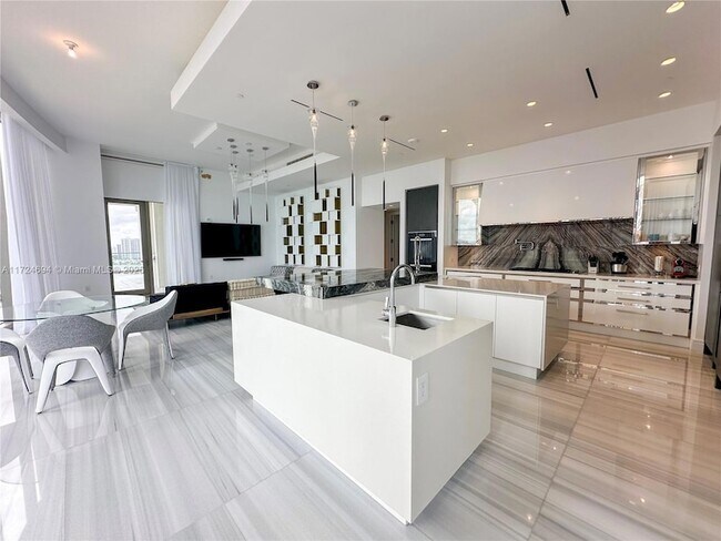 Building Photo - 17901 Collins Ave