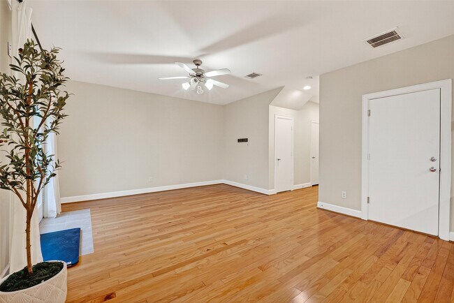 Building Photo - 3730 Main Poplar Dr