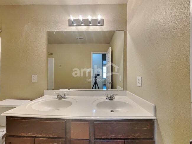 Building Photo - 2120 Malone Dr