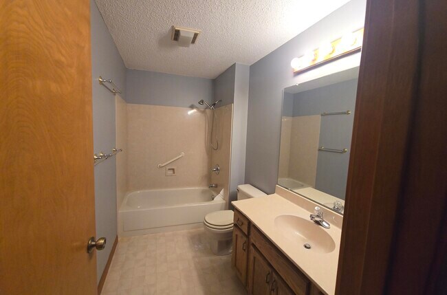 Building Photo - 3929 Balsam Dr