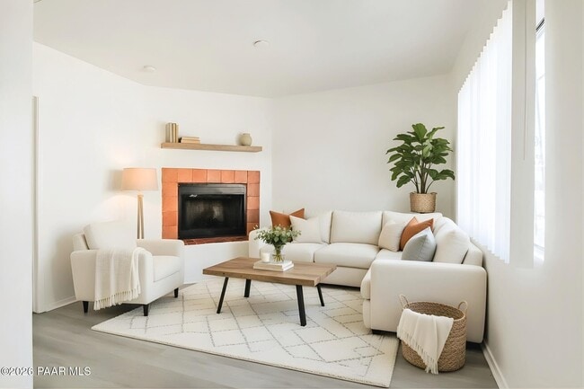 Building Photo - 354 W Delano St