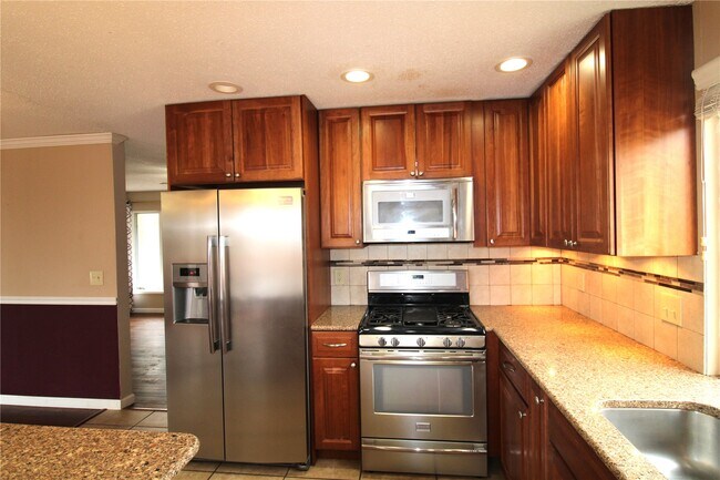 Building Photo - 736 Henry Ave