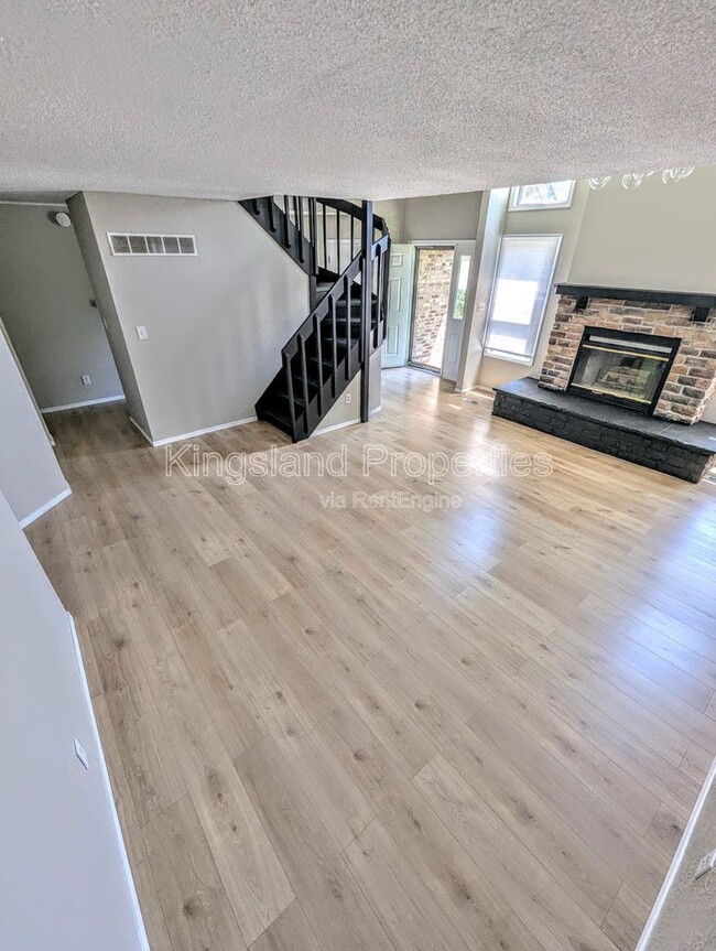 Building Photo - 2217 Wendy Way Dr