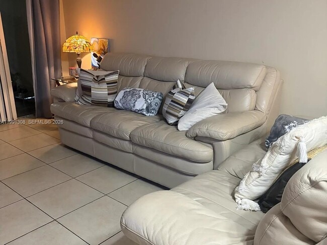 Building Photo - 9715 Fontainebleau Blvd