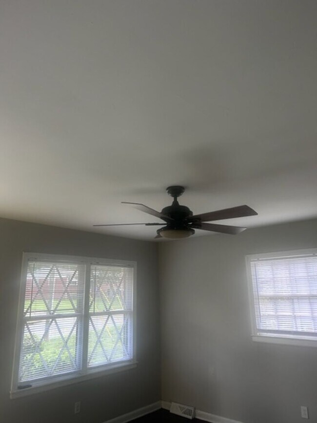 Building Photo - $500 off move in Special - 3 bedroom home
