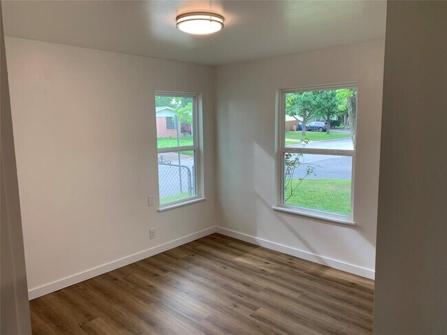 Building Photo - 1400 Kamar Dr