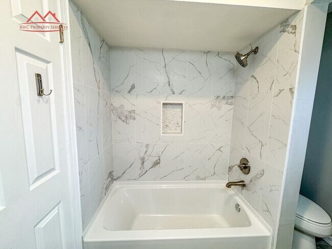 Building Photo - 236 Red Oak Dr E