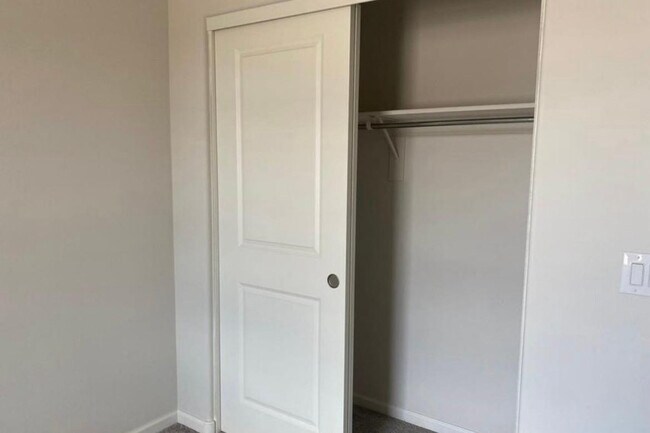 Building Photo - 816 Silvercreek Ln