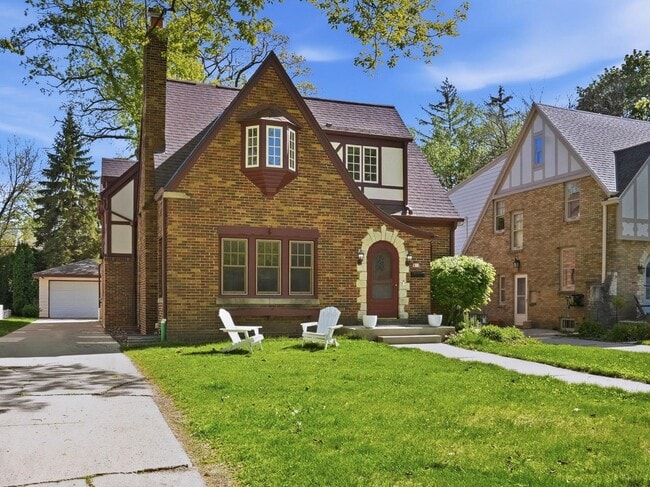 Building Photo - 817 E Sylvan Ave