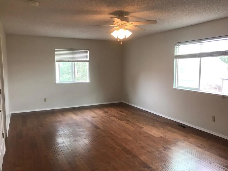 Building Photo - 5055 Victory Road