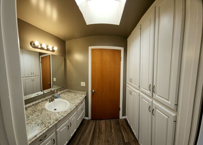 Building Photo - Murray Gem