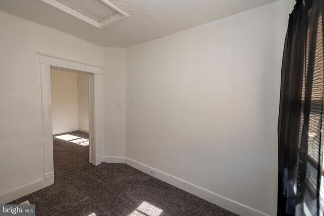 Building Photo - 3317 W Garrison Ave