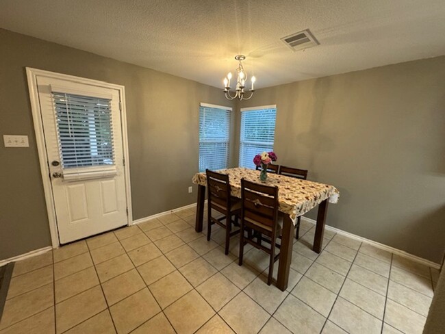 Building Photo - Nice 3 bedroom 2 Bath One Story Home