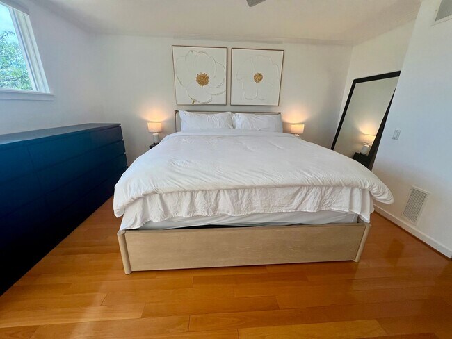 Building Photo - Luxurious 3-Bedroom Townhome in Fairmount!...