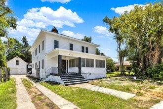 Building Photo - Beautifully renovated 3-bedroom, 2-bathroom upstairs apartment in the heart of historic Eustis!
