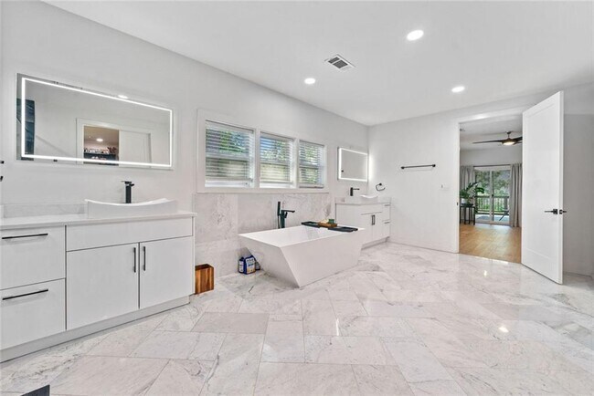 Building Photo - 320 Kelso Dr SW