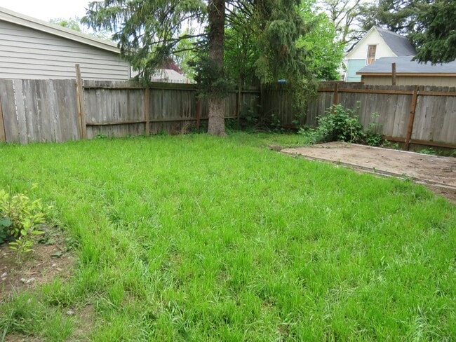 Building Photo - 4 bed 1 bath