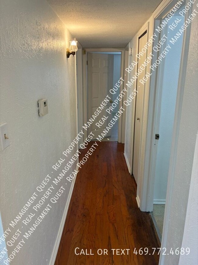 Building Photo - 2402 Sunflower Dr