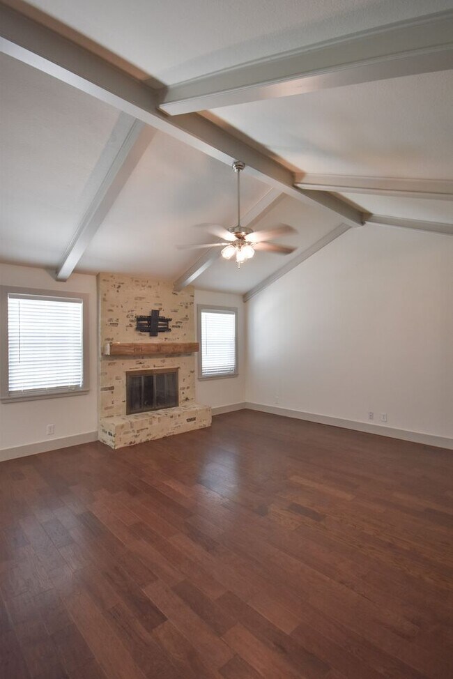 Building Photo - Lease Takeover Opportunity Available! 3 Be...