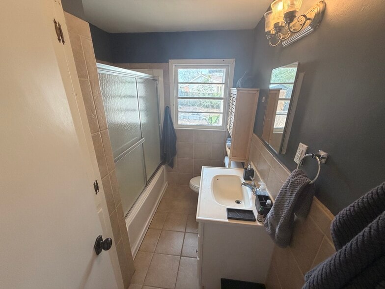 Building Photo - 321 Village Dr