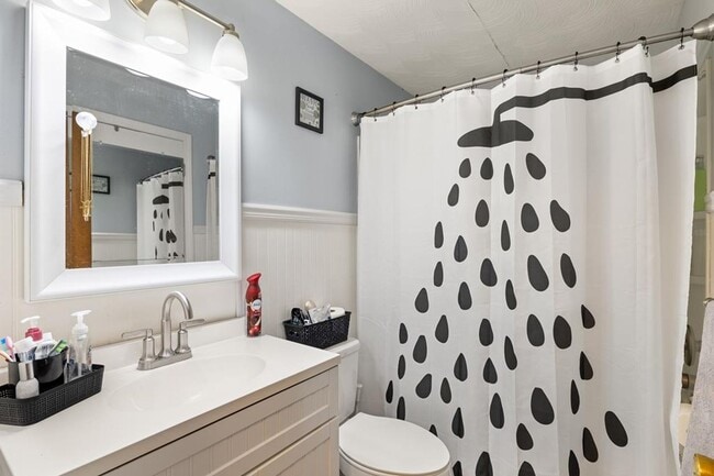 Building Photo - 1341 N Stewart Rd