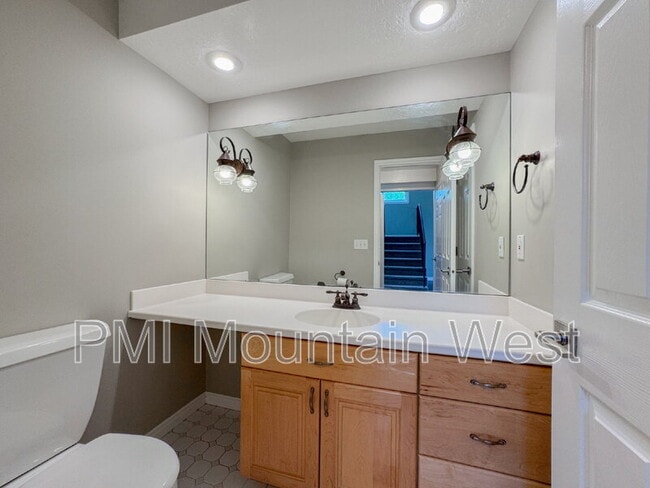 Building Photo - 499 N 200 W