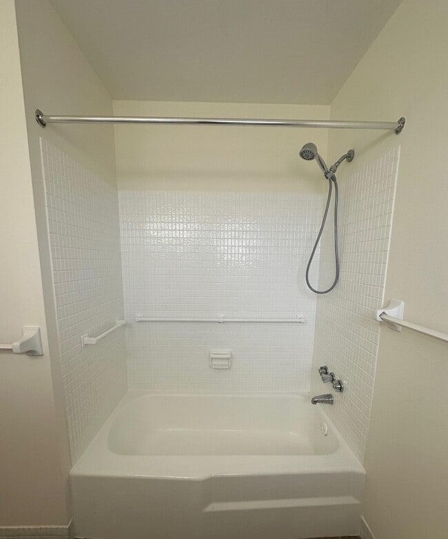 Building Photo - 2966 Ashley Dr E