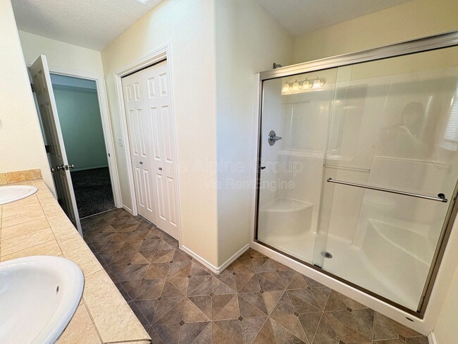 Building Photo - 1430 NE Glen Ellen Dr