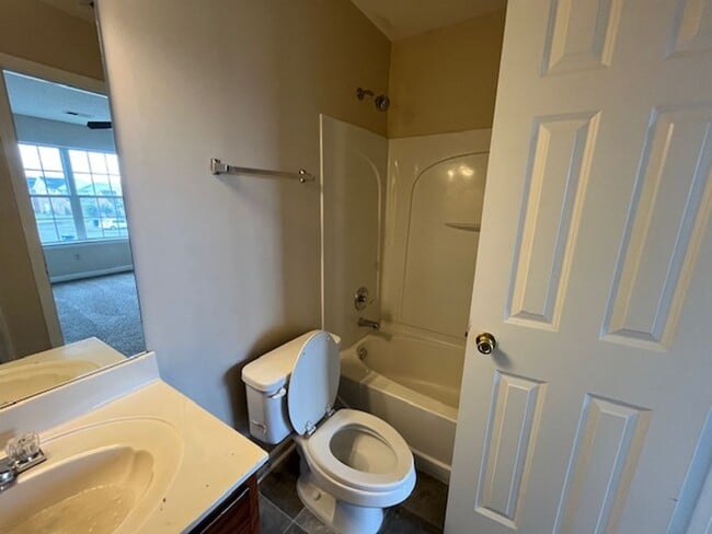 Building Photo - Renovated 3 Bedroom 3 Bath Townhome for Rent!