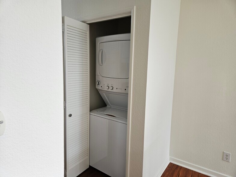 Washer & Dryer - 11829 Gateway Blvd