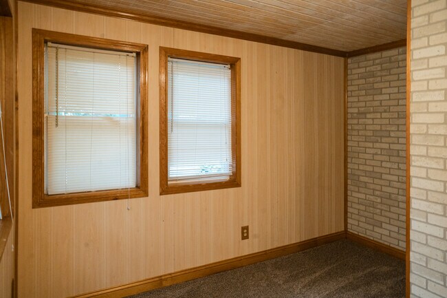 Building Photo - 556 Rose Ave E