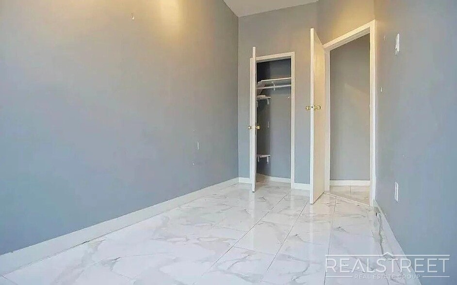 Building Photo - Gates Avenue