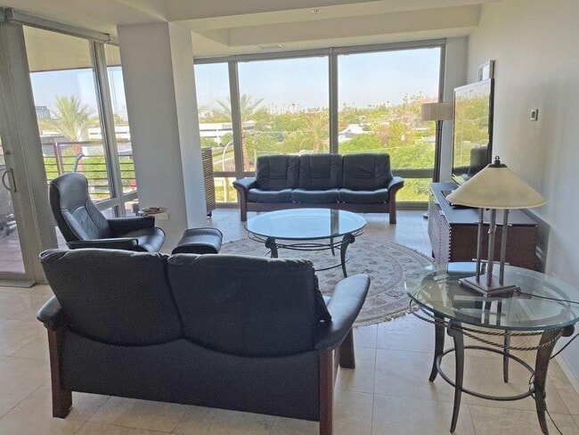 Building Photo - 7117 E Rancho Vista Dr